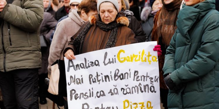 „Dacă îmi achit toate comunalele, îmi rămân 20 de lei din pensie, cum să trăiesc?”. Pensionarii alături de membrii Partidului „ȘOR” au protestat în centrul capitalei, cerând indexarea pensiei conform ratei inflației