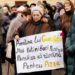 „Dacă îmi achit toate comunalele, îmi rămân 20 de lei din pensie, cum să trăiesc?”. Pensionarii alături de membrii Partidului „ȘOR” au protestat în centrul capitalei, cerând indexarea pensiei conform ratei inflației
