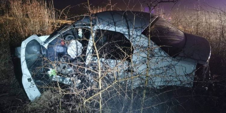 Alcoolul, patima șoferilor. Un bărbat și soția acestuia au fost transportați la spital după un accident provocat în stare de ebrietate