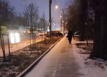 12 tone de material antiderapant, împrăștiate noaptea trecută pe străzile capitalei
