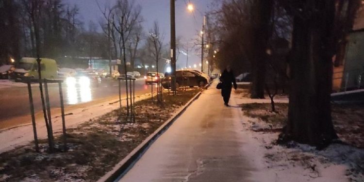 12 tone de material antiderapant, împrăștiate noaptea trecută pe străzile capitalei