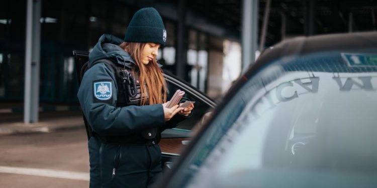 Trei pasageri, depistați cu acte românești falsificate