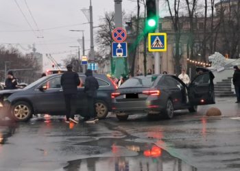 Accident grav în centrul Capitalei! Două mașini s-au tamponat chiar în fața primăriei