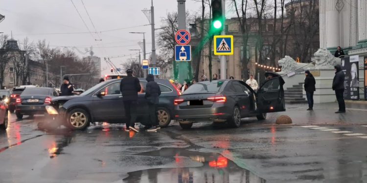 Accident grav în centrul Capitalei! Două mașini s-au tamponat chiar în fața primăriei