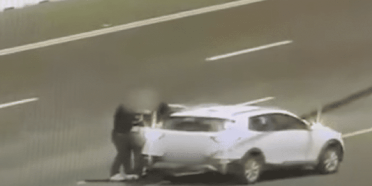 Un moldovean, acuzat că ar fi agresat o femeie în Israel. Momentul în care este scoasă din mașină și bătută