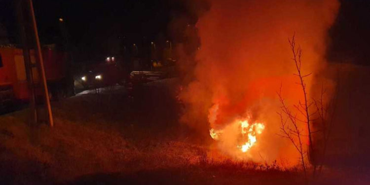 Un tânăr înarmat cu două cuţite a incendiat un autoturism. Bărbatul a fost reținut de poliţişti