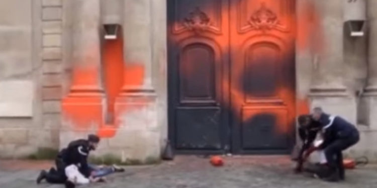 Activişti pentru climă au stropit cu vopsea intrarea în reşedinţa prim-ministrului Franţei