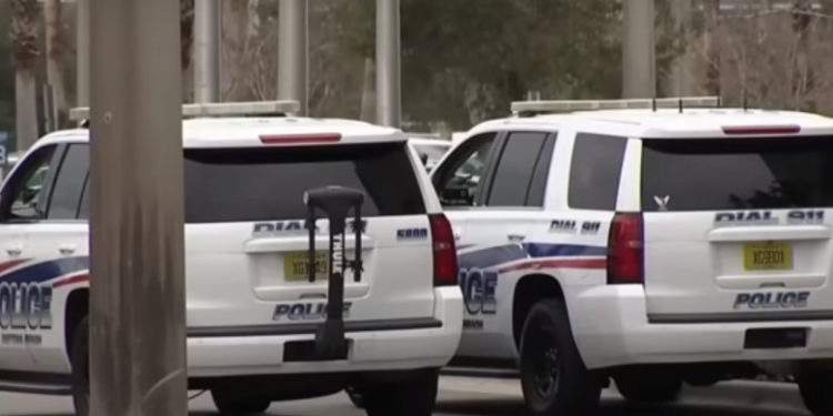 O femeie și-a împușcat mortal soțul, în fază terminală, apoi s-a baricadat cu el în camera de spital