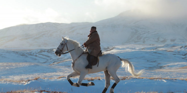 Kim Jong-un își face o armată de războinici călare. Imaginile din satelit au expus noul program militar secret al Phenianului