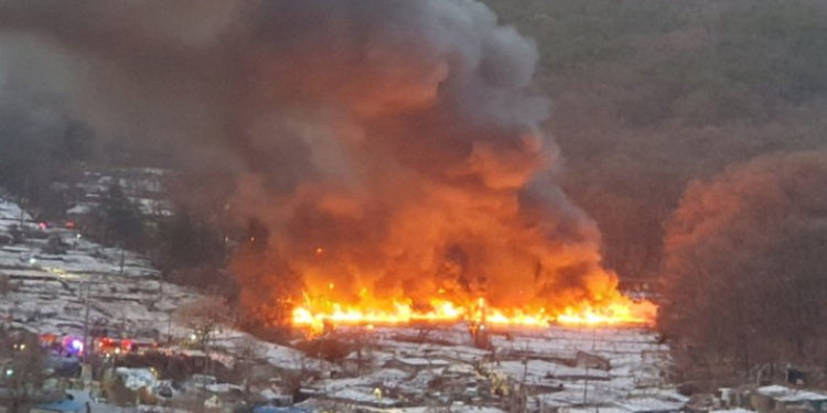 500 de oameni, evacuați după un incendiu care a mistuit o mahala în Seul