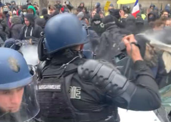 Violențe la Paris între sindicaliști și poliție. Zeci de mii de francezi protestează față de mărirea vârstei de pensionare | VIDEO