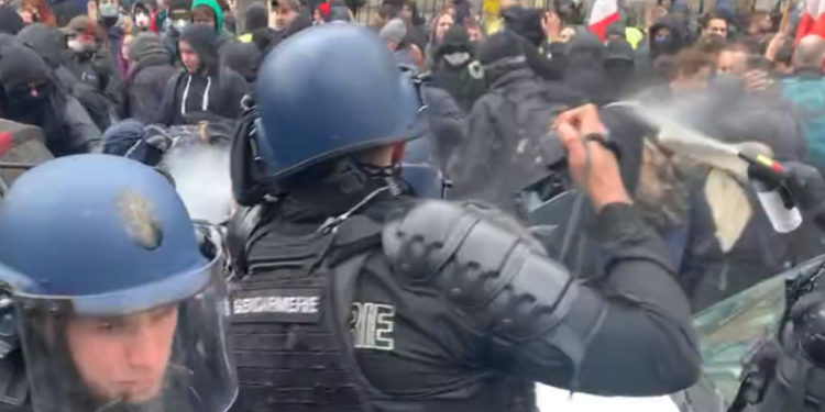 Violențe la Paris între sindicaliști și poliție. Zeci de mii de francezi protestează față de mărirea vârstei de pensionare | VIDEO