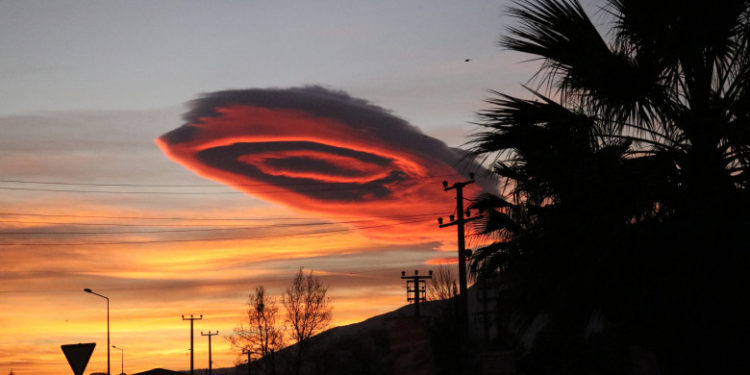 Fenomen spectaculos pe cerul Turciei: Un nor în formă de OZN a atras toate privirile
