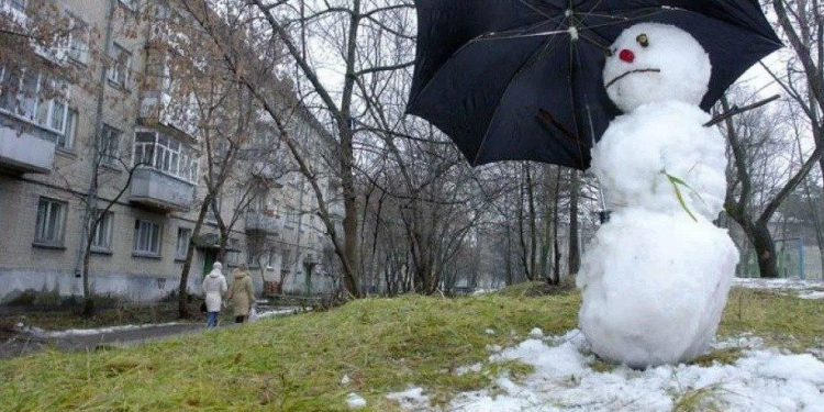 În decembrie am avut o vreme mai caldă, comparativ cu cea obișnuită. Ce ne promit meteorologii în ianuarie