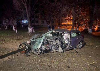 Accident de coșmar în capitală. Un șofer s-a tamponat într-un pilon, apoi în două mașini parcate. Tânărul a decedat