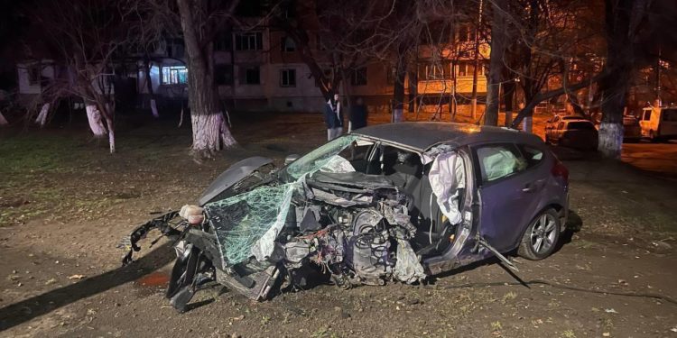 Accident de coșmar în capitală. Un șofer s-a tamponat într-un pilon, apoi în două mașini parcate. Tânărul a decedat