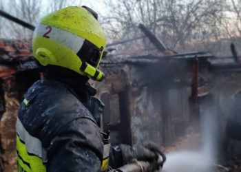 Un garaj cu două nivele, mistuit de flăcări în capitală. Un bărbat de 75 de ani a fost depistat carbonizat
