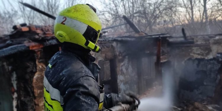 Un garaj cu două nivele, mistuit de flăcări în capitală. Un bărbat de 75 de ani a fost depistat carbonizat