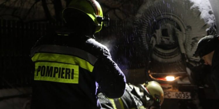 Intervențiile pompierilor și salvatorilor în 24 de ore: Persoane încarcerate între fiarele mașinilor și ambulanțe blocate pe traseu