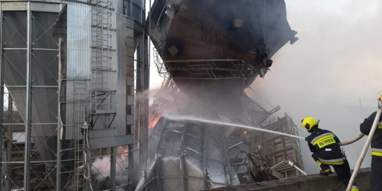 Un rezervor de păstrare a cerealelor din Portul Internațional Giurgiulești, cuprins de flăcări! Șase echipe de pompieri luptă cu focul