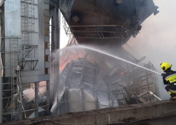 Un rezervor de păstrare a cerealelor din Portul Internațional Giurgiulești, cuprins de flăcări! Șase echipe de pompieri luptă cu focul