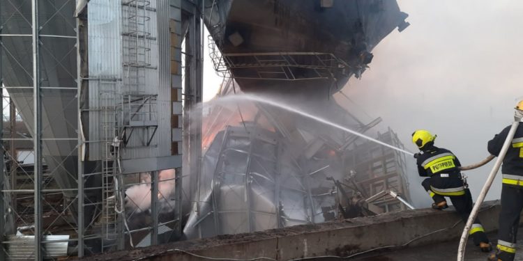 Un rezervor de păstrare a cerealelor din Portul Internațional Giurgiulești, cuprins de flăcări! Șase echipe de pompieri luptă cu focul