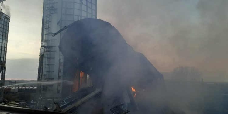 Trans-Oil: Incendiul de la Portul Giurgiulești s-a produs din cauza unei pene de curent