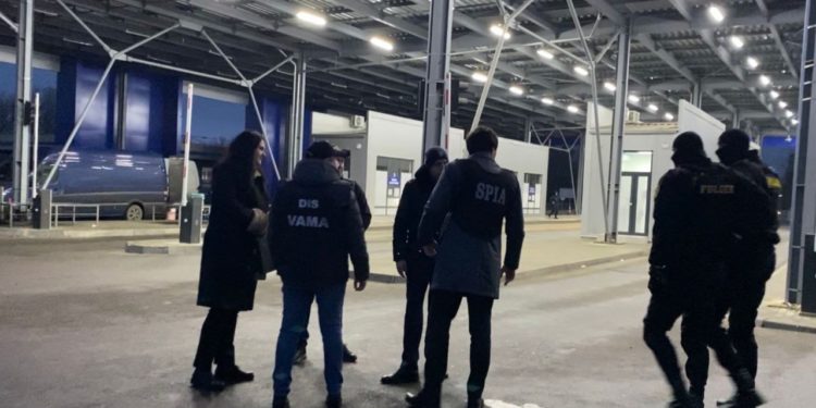 Presa din România despre descinderile în vămile din R. Moldova și România: Polițiști de frontieră suspectați de luare de mită pentru a permite trecerea ilegală a graniței