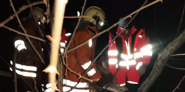 Sîngerei: O femeie căzută într-o groapă de canalizare a fost salvată de pompieri