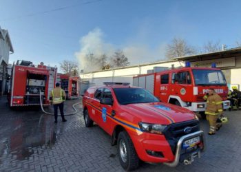 Un depozit de ambalare a sticlelor cu apă minerală a luat foc în Chișinău