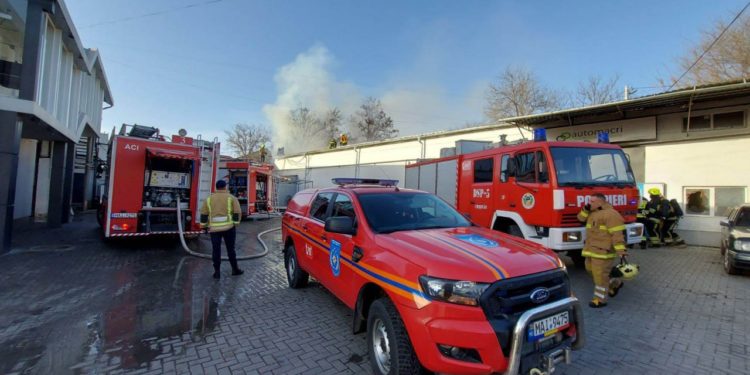 Un depozit de ambalare a sticlelor cu apă minerală a luat foc în Chișinău