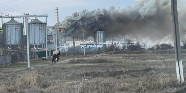 Un nou incendiu în portul vamal Giurgiulești: Un alt rezervor cu șrot de floarea soarelui a luat foc