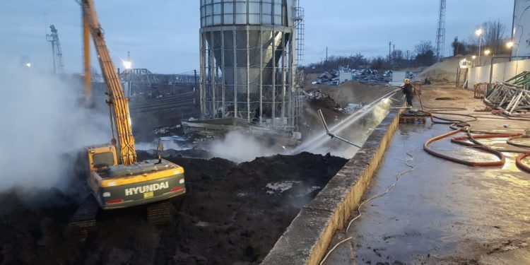 Lupta cu focul nu s-a încheiat: Pompierii continuă lichidarea incendiului în Portul Internațional Liber Giurgiulești