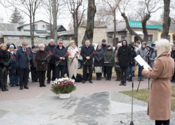 Depuneri de flori la Orhei și Chișinău: Locuitorii orașelor împreună cu deputați ai Partidului „ȘOR” au comemorat victimele Holocaustului | VIDEO