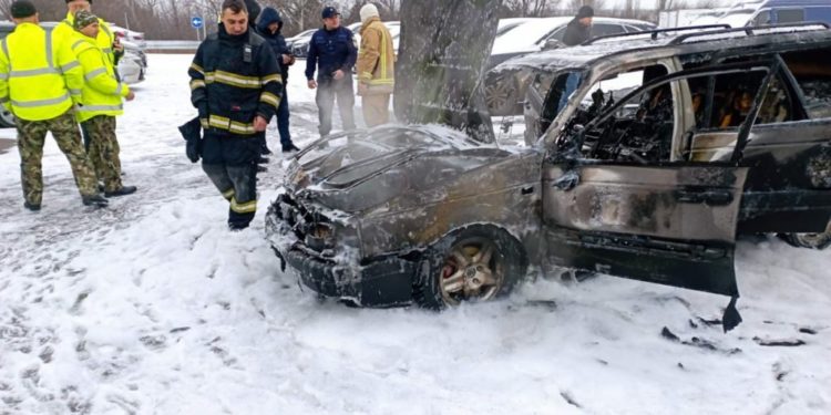 Incendiu la Aeroportul Chișinău. O mașină a fost cuprinsă de flăcări | FOTO