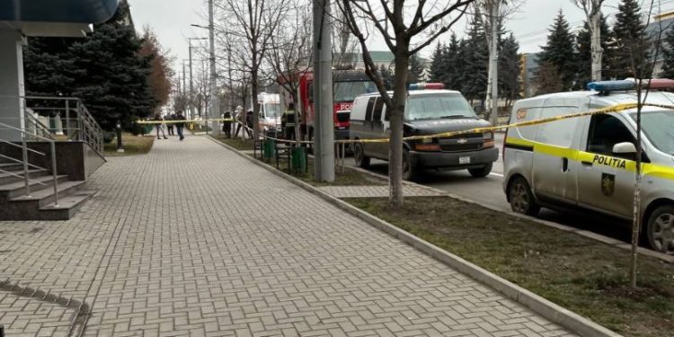 Alertă cu bombă la Judecătoria Buiucani. Zona a fost încercuită, iar clădirea – avariată