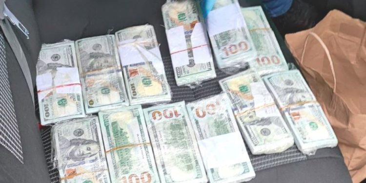 Bărbat din Bălți – reținut pentru intenția să tranzacționeze peste 100.000 dolari americani falși