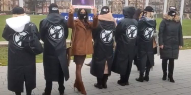 STOP CENZURA: Un grup de jurnaliști moldoveni protestează în fața sediului APCE la Strasbourg, unde va fi examinat dosarul R. Moldova în calitate de țară membră a Consiliului Europei | VIDEO