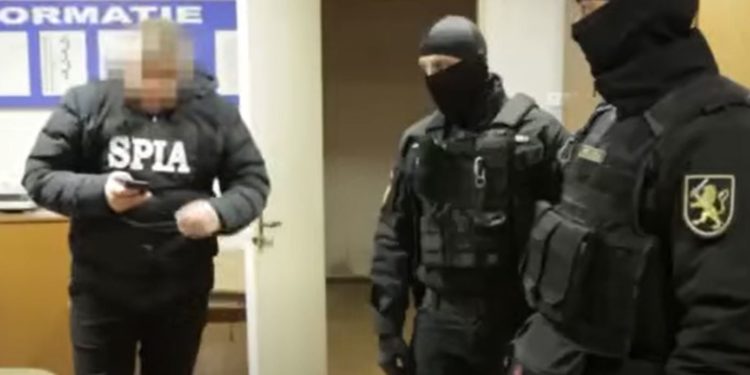 14 angajați ai Poliției de Frontieră și 11 ai Serviciului Vamal, cercetați pentru 117 acte de corupție. La se sumă se ridica mita?