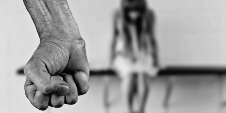 Condamnat la 15 ani de închisoare după ce și-a abuzat sexual propria fiică