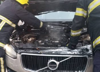 O mașină cu numere străine a luat foc chiar în centrul capitalei. Carabinierii și pompierii au luptat cu flăcările