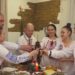 Tradițiile de Crăciun reînvie în satul Suruceni din raionul Ialoveni. Femeile învârt sarmalele, bărbații încing grătarul, iar copiii colindă vestind Nașterea Domnului | VIDEO