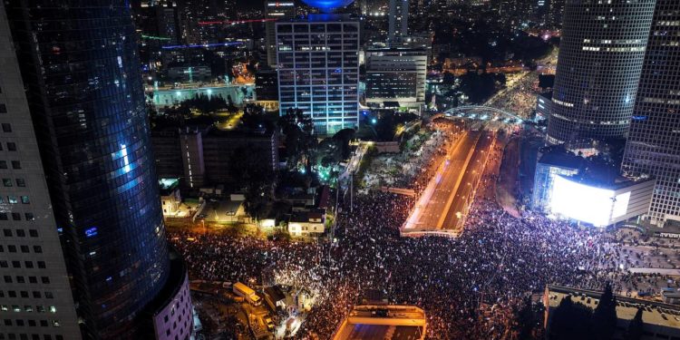 В Тель-Авиве 100 тысяч человек вышли на протест против судебной реформы