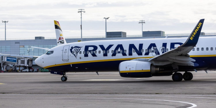 Un avion care zbura de la Londra la București a fost nevoit să aterizeze la Budapesta din cauza unui pasager turbulent