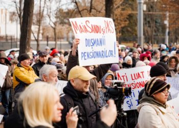 „Nu avem ce mânca. Nu am cu ce plăti comunalele, de aceea venim aici”. Un nou protest a fost organizat astăzi la Parlament de reprezentanți ai Partidului „ȘOR”, cerând majorarea pensiilor | VIDEO