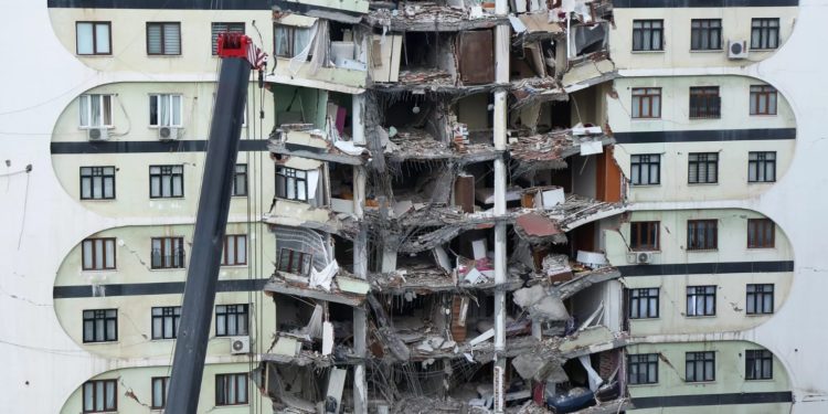 В Турции назвали причину обрушения зданий при землетрясении