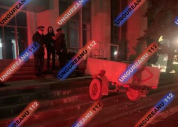 В Кишиневе фермер на мотокультиваторе попытался заехать в здание правительства