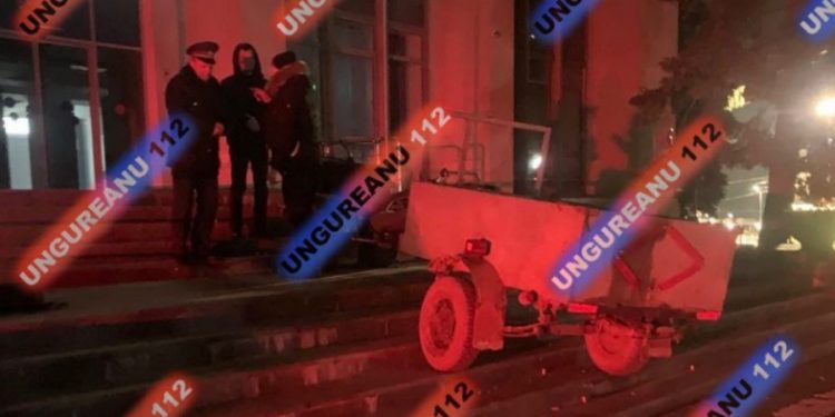 В Кишиневе фермер на мотокультиваторе попытался заехать в здание правительства