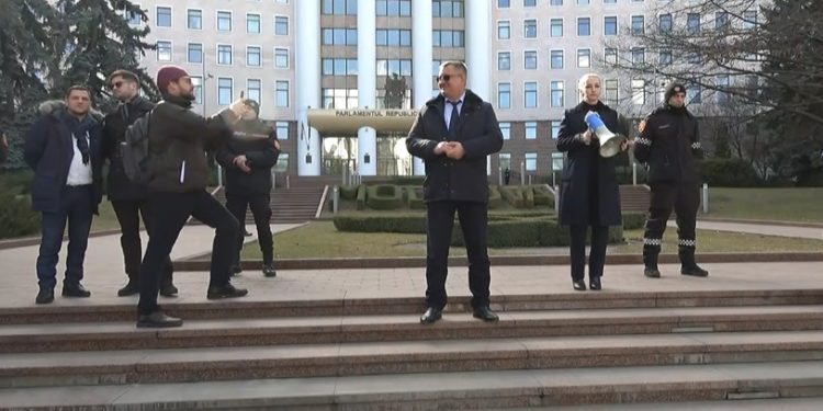LIVE | Flashmob organizat de Mișcarea Pentru Popor și Partidul „ȘOR” în fața Parlamentului
