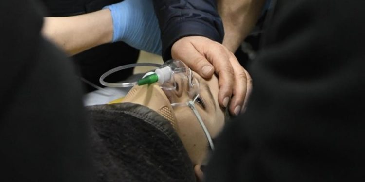 В Турции спустя 10 дней из под завалов спасли ребенка